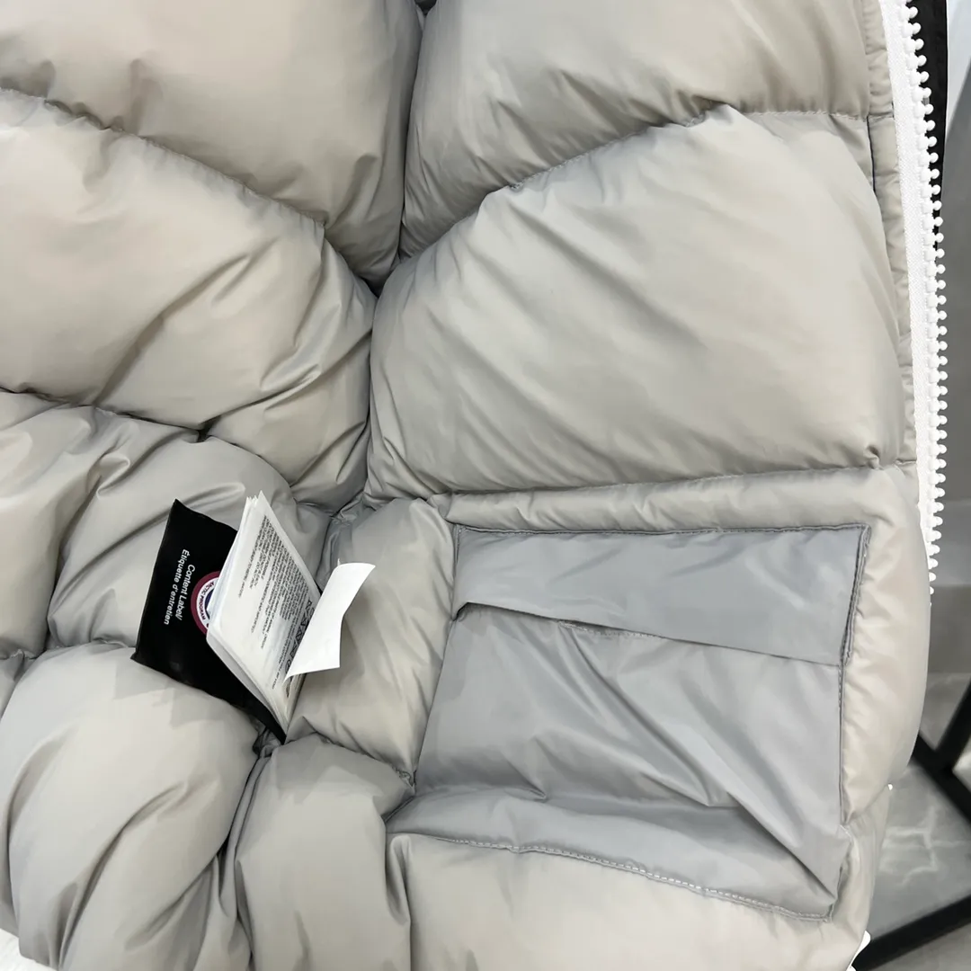 P780 𝗖𝗔𝗡𝗔𝗗𝗔 𝗚𝗢𝗢𝗦𝗘｜Canada Goose Glacier THE ICONS series Chilliwack bomber jacket 7999U1 Product color: black, white, dawn blue, pink, mood blue Size: S, M, L, XL, XXL Description: The Chilliwack bomber jacket was originally designed for pilots in the uninhabited areas of northern Canada. It is durable, warm and easy to move, which can meet the needs of pilots working in the Arctic waterways. Chilliwack's iconic style remains popular and is a popular jacket from Canada Goose. The Northern Lights capsule collection is reimagined in rich hues inspired by the stunning colors of Canada's north. The Glacial Haze capsule series is improved with an eye-catching and layered color series, giving people the feeling of being caught in the mist around icebergs and glaciers. Material list: 1⃣ Original custom-made double plain 9500-100% nylon nylon fabric 2⃣ Original YKK zipper, not a sub-factory product 3⃣ National standard 80% widely inspected white duck down, (ZP uses 80% white duck down/everything that boasts 90% is fake) Material analysis characteristics: 1⃣ Original factory/9500-100% nylon100% nylon Lurex yarn is actually 100% nylon. Nowadays, there are few pure ones. Most of them are mixed with cotton or polyester. Our top-quality original version is developed in accordance with ZP and uses the same material. 2⃣ As we all know, the original version uses 80% white duck down. The fill power refers to the cubic inches of volume occupied by each ounce (30 grams) of down under certain conditions. If one ounce of down occupies 500 cubic inches, the fill power of the down is 500. So we can simply understand it as: fill power is the volume of down, and the volume of down is fill power. The higher the fill power of down, it means that under the same filling amount, down can fix a larger volume of air layer to keep warm and insulate, so the warmth retention of down is better.